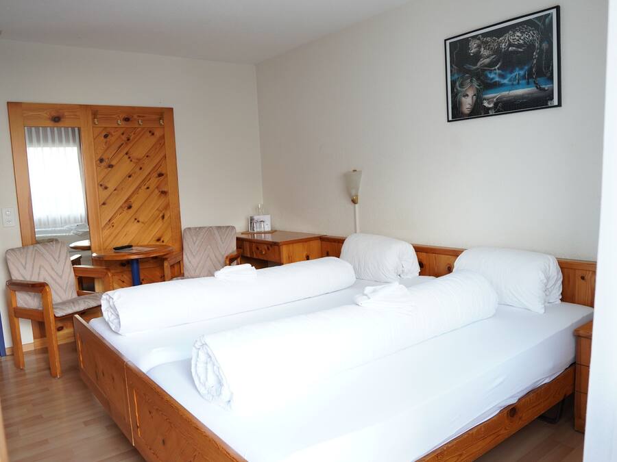 Escritorio, cortinas blackout, cunas y camas plegables/adicionales