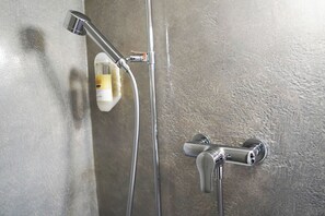 Shower, towels - Hotel Schiffahrt (Quarten)