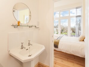 2 bedrooms, free WiFi