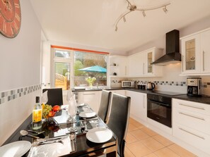 Dishwasher, cookware/dishes/utensils - Well-appointed in a peaceful area, yet close to the sandy beaches of Paignton. (Paignton)