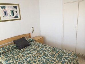 2 bedrooms, iron/ironing board, Internet, bed sheets