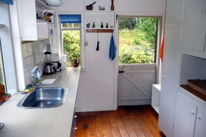 Frigorífico, horno, placa de cocina y cafetera o tetera