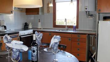 Réfrigérateur, four, plaque de cuisson, cafetiÚre/bouilloire