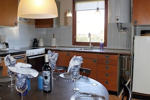 Fridge, oven, stovetop, coffee/tea maker