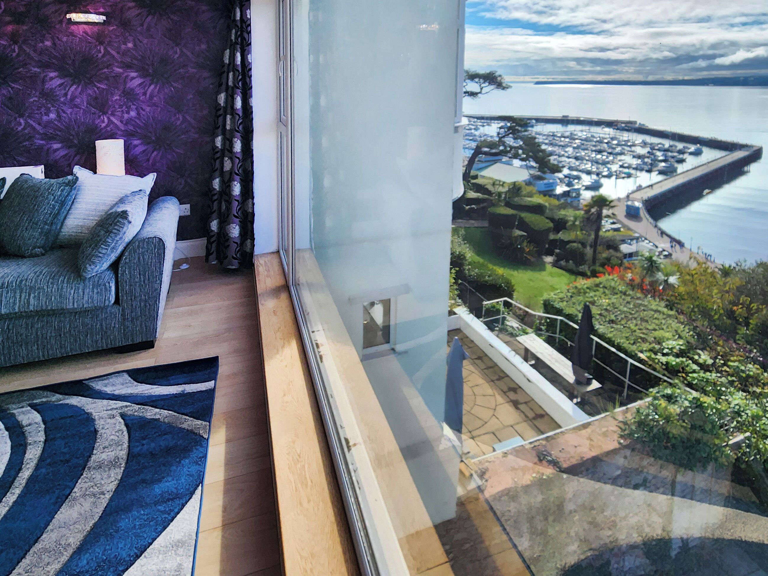 Un balcone con vista su una marina e sullo skyline della città.