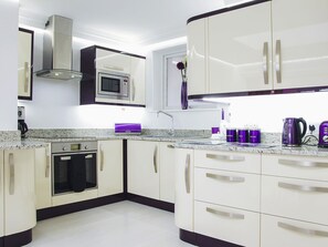 Lavastoviglie, seggiolone, pentole/stoviglie/utensili, freezer