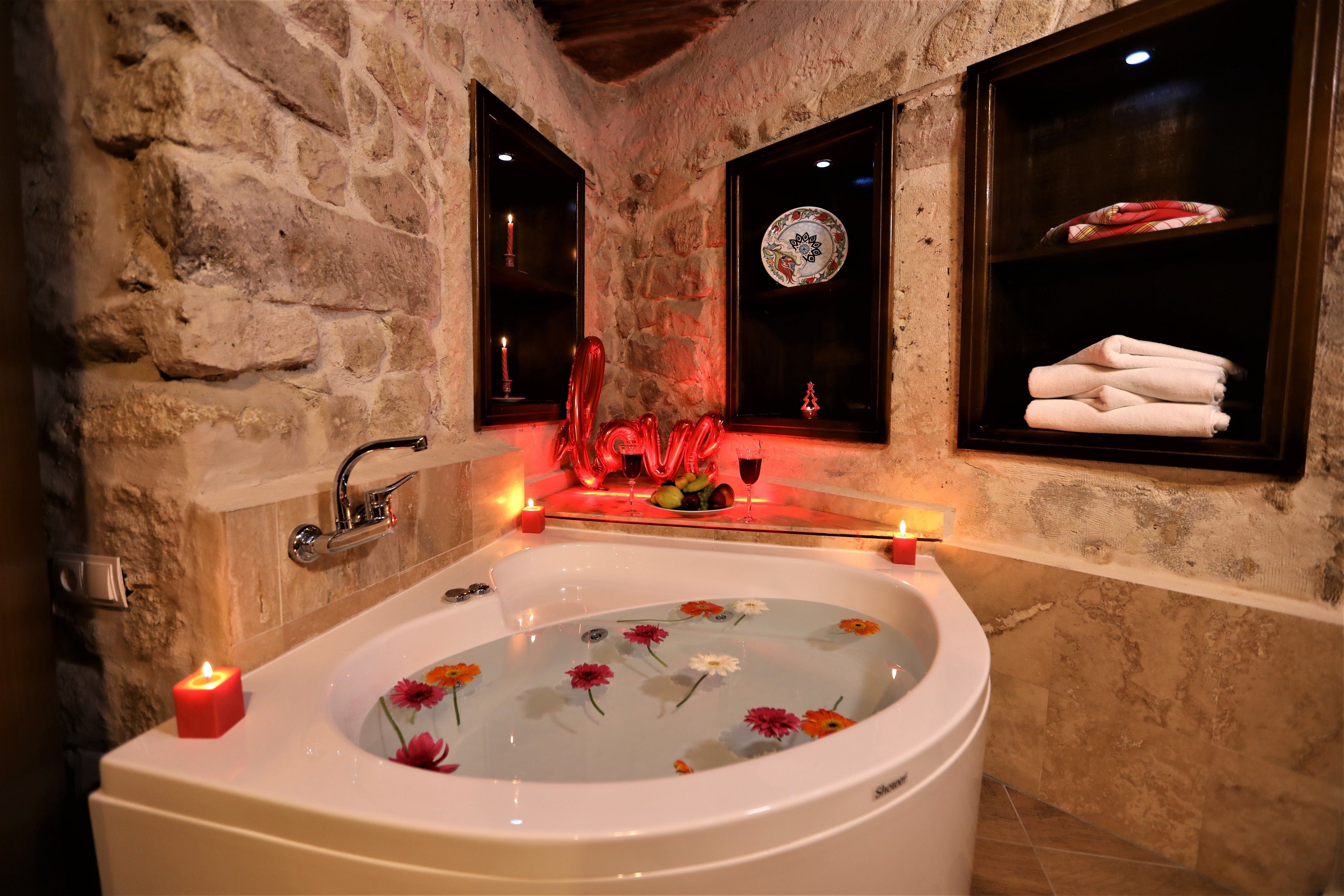 honeymoon suite | jetted bathtub