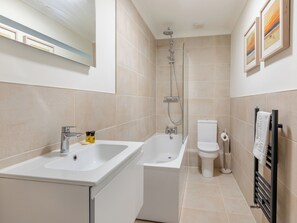 Bathroom - Ideally positioned apartment with large balcony overlooking Goodrington Beach. (Paignton)