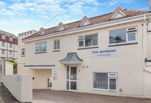 Exterior - Ideally positioned apartment with large balcony overlooking Goodrington Beach. (Paignton)