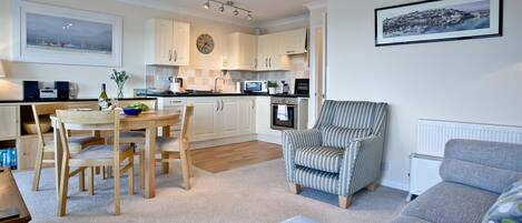 Spacious living accommodation | Top Deck - Linden Court, Brixham