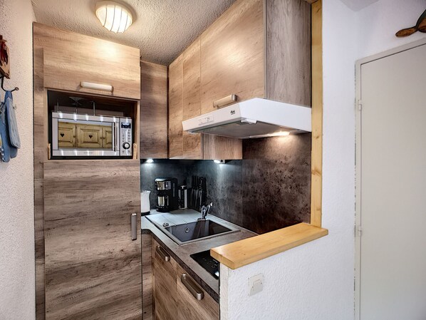 Kylskåp, mikrovågsugn, diskmaskin och kaffe- och tebryggare