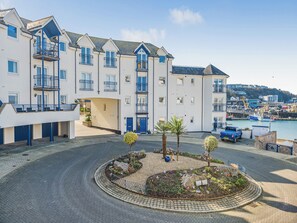 Exterior - Marina views at this spacious and stylish apartment. (Brixham)