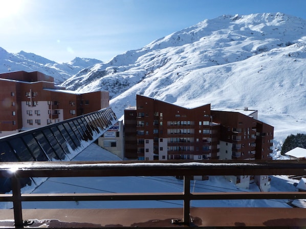 Set against a mountainous backdrop, this building offers scenic views and a winter sports environment.