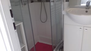 Douche, sèche-cheveux, savon, papier toilette