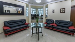 ห้องดีลักซ์, เตียงเดี่ยวขนาดใหญ่ 1 เตียง, ปลอดบุหรี่, วิวทะเล | บริเวณนั่งเล่น