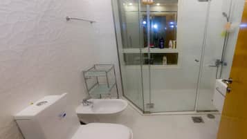 Deluxe Room, 1 Large Single Bed, Non Smoking, Sea View | Bathroom
