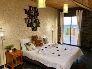 4 室のベッドルーム、デスク、アイロン / アイロン台、旅行用ベビーベッド