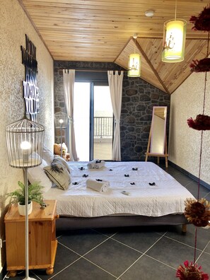 4 室のベッドルーム、デスク、アイロン / アイロン台、旅行用ベビーベッド