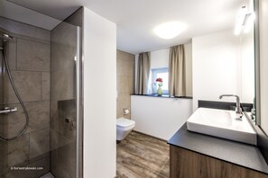 ฝักบัว, ไดร์เป่าผม, ผ้าเช็ดตัว