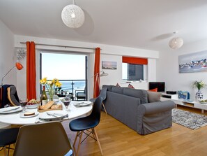 Living area - Luxury self catering accommodation overlooking Fistral Beach. (Newquay)
