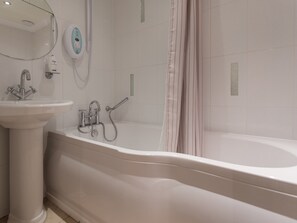 Bathroom - A first-floor apartment with an elegant balcony and views out to sea. (Shanklin)