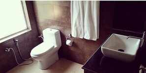 Habitación estándar doble | Baño | Ducha y cabezal de ducha tipo lluvia