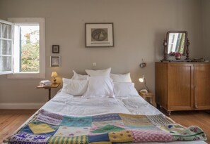 3 quartos, cofres nos quartos, ferros/tábuas de passar roupa