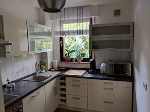 Departamento, vista al jardín (Business Ratingen 4) | Cocina privada | Refrigerador, microondas, parrilla de estufa y lavavajillas 