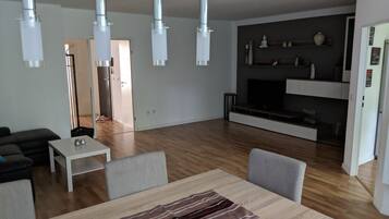 Apartment, Gartenblick (Business Ratingen 4) | Wohnbereich | Plasmafernseher