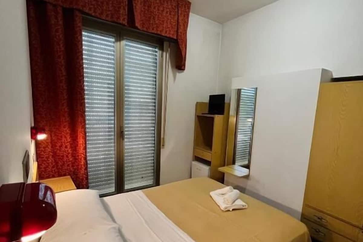 Doppia Basic uso singolo/Matrimoniale piccola | Zimmerausstattung