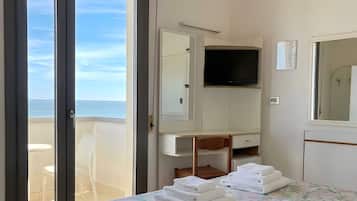 Matrimoniale Con Balcone Vista Mare | Una cassaforte in camera, una scrivania, tende oscuranti, Wi-Fi gratuito