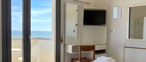 Matrimoniale Con Balcone Vista Mare | In-room safe, desk, blackout drapes, free WiFi