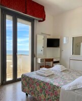 Matrimoniale Con Balcone  Vista Mare | Una cassaforte in camera, una scrivania, tende oscuranti, Wi-Fi gratuito