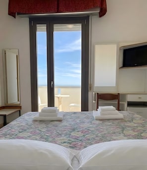 Matrimoniale Con Balcone  Vista Mare | In-room safe, desk, blackout drapes, free WiFi - Hotel Columbia Frontemare (Rimini)