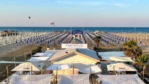 在附近的私人海滩、白沙、间海滩酒吧