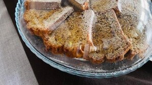 Un buffet de petit-déjeuner proposant divers plats, notamment une tarte et du pain, présentés sur des plateaux de service en verre.
