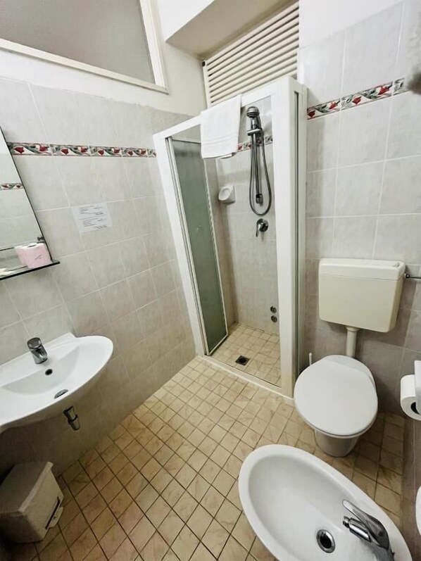 Quadrupla Standard Con Balcone Vista Mare | Badezimmer | Dusche, Regendusche, kostenlose Toilettenartikel, Haartrockner