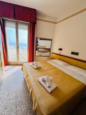Tripla Standard Con Balcone Vista Mare | In-room safe, desk, blackout curtains, free WiFi - Hotel Columbia Frontemare (Rimini)