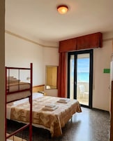 Quadrupla Standard Con Balcone Vista Mare | Una cassaforte in camera, una scrivania, tende oscuranti, Wi-Fi gratuito
