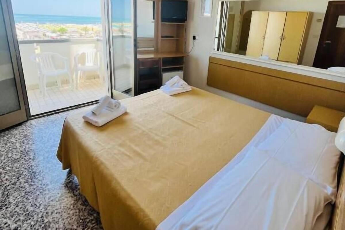 Matrimoniale Con Balcone Vista Mare | In-room safe, desk, blackout drapes, free WiFi