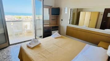 Matrimoniale Con Balcone Vista Mare | Una cassaforte in camera, una scrivania, tende oscuranti, Wi-Fi gratuito