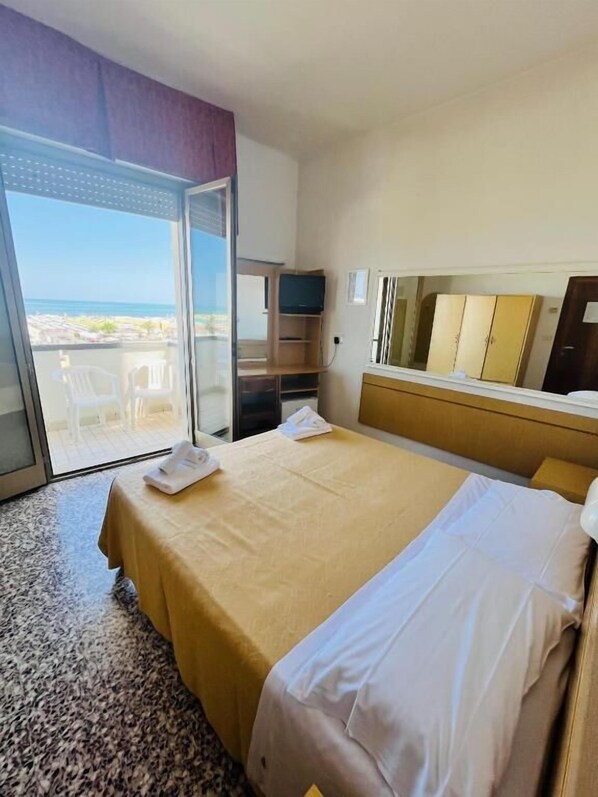 Matrimoniale Con Balcone  Vista Mare | Cofres nos quartos, escrivaninha, cortinas blackout, Wi-Fi de cortesia