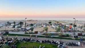 Une promenade en bord de mer offrant une vue sur la plage et l’océan.