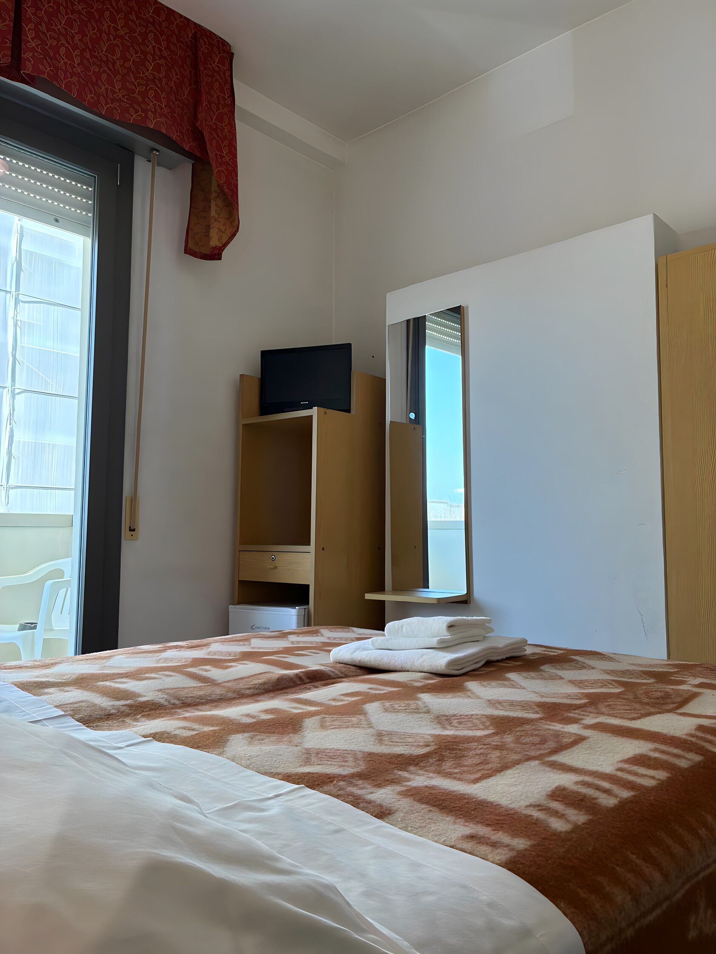 Doppia Basic uso singolo/Matrimoniale piccola | In-room safe, desk, blackout drapes, free WiFi