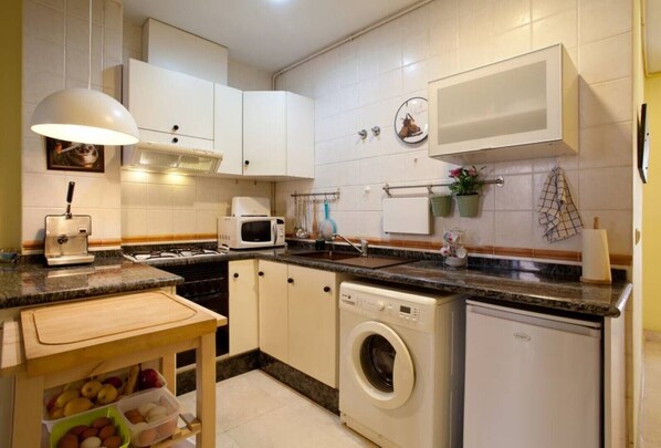 Fridge, microwave, oven, stovetop