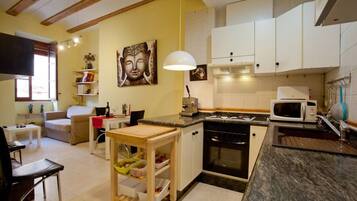 Een koelkast, een magnetron, een oven, een kookplaat