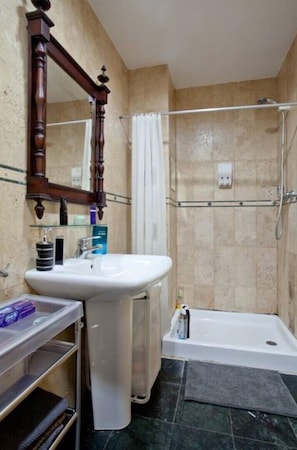 Douche, sèche-cheveux, bidet, serviettes fournies