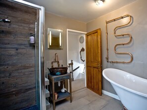 Bathroom - A characterful cottage with sea views, close to Brixham’s bustling harbour. (Brixham)