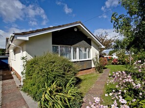 Property grounds - A family friendly retreat with large garden, close to a secluded cove. (Brixham)