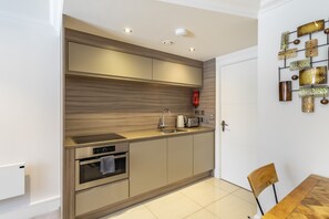 Geladeira, micro-ondas, cooktop, torradeira